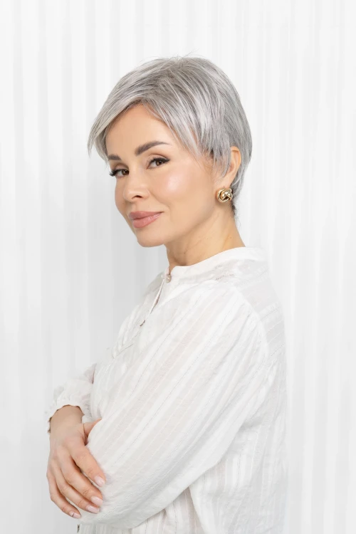 Peruka Izar color: salt_pepper_bok.webp