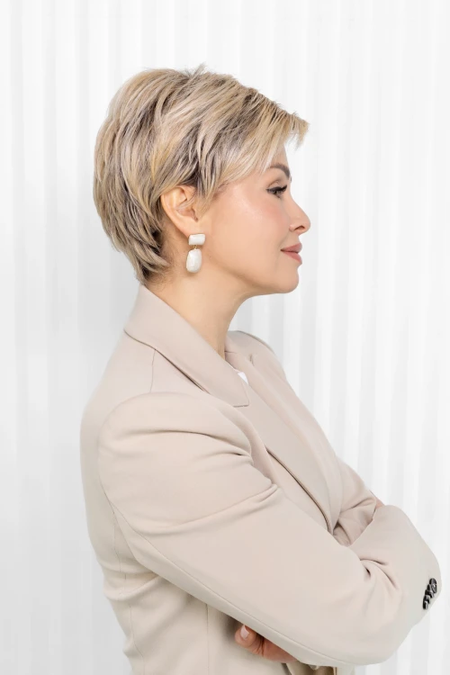 Peruka Izar color: lightblonde_rooted_bok.webp