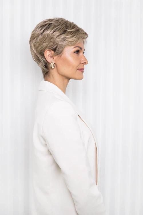 Peruka_Diamond_cognac_blond_bok.jpg